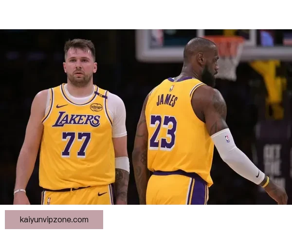 湖人骑士首发对决詹姆斯冲历史总胜场王东契奇复出迎战哈登焦点之夜